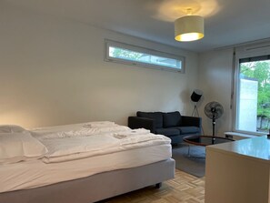 Desk, iron/ironing board, WiFi, bed sheets