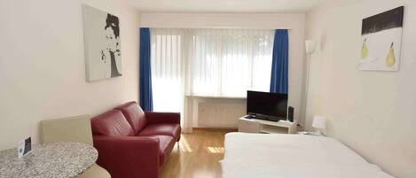 Desk, iron/ironing board, WiFi, bed sheets