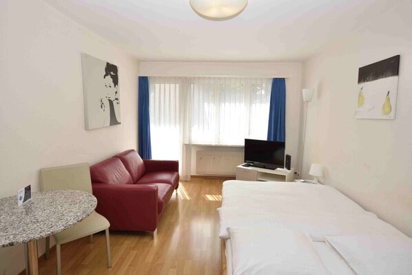 Desk, iron/ironing board, WiFi, bed sheets