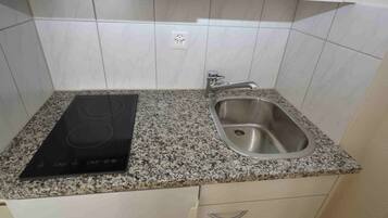 Mikrowelle, Herdplatte, Wasserkocher mit Kaffee-/Teezubehör, Toaster