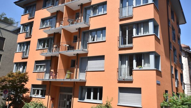 A multi-story residential building with balconies, windows, and a door. - Cozy studio in the city center - Crown 34 (Zürich)