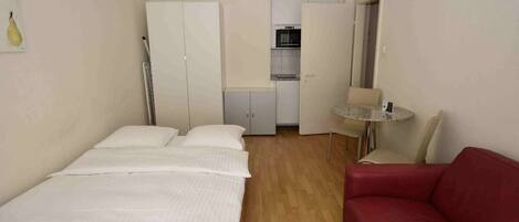 Desk, iron/ironing board, WiFi, bed sheets