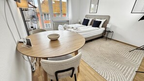 Bureau, fer et planche à repasser, Wi-Fi, draps fournis