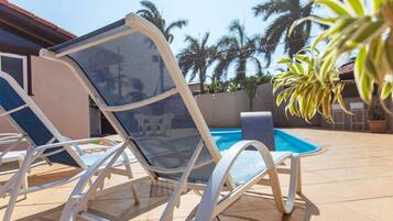 Piscina interna, espreguiçadeiras