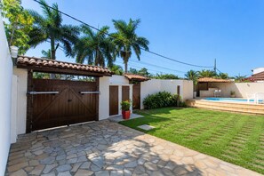 Villa | Pool | Innenpool, Liegestühle
