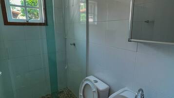 Vila | Banheiro | Chuveiro, secador de cabelo, toalhas de banho, papel higiênico