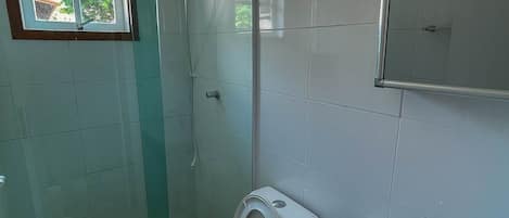 Biệt thự | Phòng tắm | Buồng tắm vòi sen, máy sấy tóc, khăn tắm, giấy vệ sinh