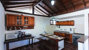 Casa Deluxe, 6 habitaciones, alberca privada | Cocina privada | Microondas, horno, parrilla de estufa y licuadora