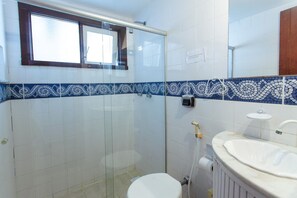 Villa | Bathroom | Shower, hair dryer, towels, toilet paper