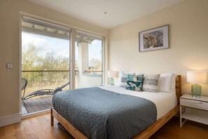 4 bedrooms, iron/ironing board, travel cot, WiFi - Harrier Lodge | Lakeside, Spa, Hot Tub, Family Fun (Somerford Keynes)