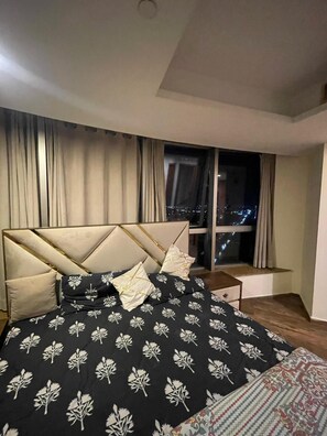 2 dormitorios y tabla de planchar con plancha