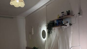 1 bedroom, desk, WiFi