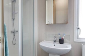 Douche, sèche-cheveux, serviettes fournies, savon