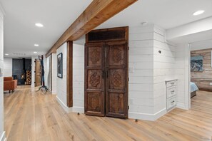 4 habitaciones, tabla de planchar con plancha, wifi y ropa de cama