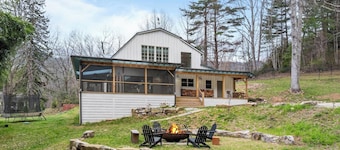 Mountain Modern 4-bedroom farmhouse in awesome Horse Cove - Highlands, NC