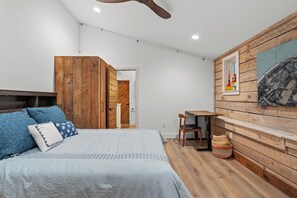 4 habitaciones, tabla de planchar con plancha, wifi y ropa de cama 