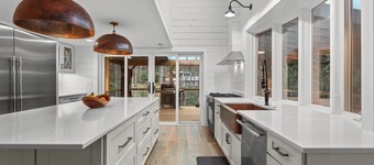 Mountain Modern 4-bedroom farmhouse in awesome Horse Cove - Highlands, NC