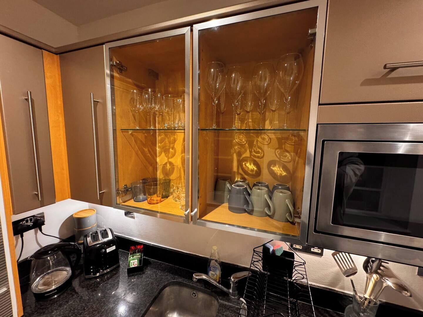 Geladeira, micro-ondas, fogão, cooktop