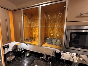 Frigorifero, microonde, forno, piano cottura