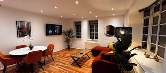 Brighton Charm: By Sea & Lanes