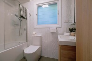 Een douche, een haardroger, handdoeken, shampoo