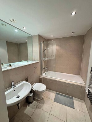 Appartement | Salle de bain | Ensemble douche/baignoire, baignoire relaxante profonde, sèche-cheveux