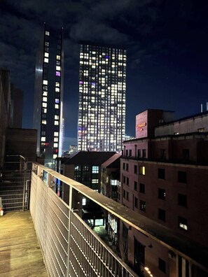 Property grounds - 2 Bedrooms - Sleeps 4 - Parking - Petok (Manchester)