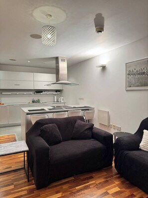 Apartment | Living area - 2 Bedrooms - Sleeps 4 - Parking - Petok (Manchester)