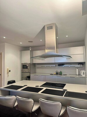 Appartement | Cuisine privée | Réfrigérateur, micro-ondes, four, plaque de cuisson