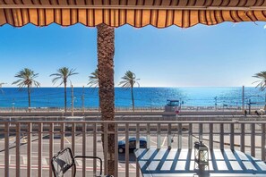 Apartment, 3 Schlafzimmer, Balkon, Stadtblick | Speisen im Freien