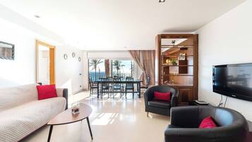 Apartment, 3 Bedrooms, Balcony, City View | Living room