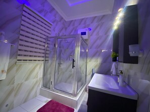 Dusche, Handtücher, Seife, Toilettenpapier