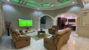 Smart TV - DJ Villa Your Premium Stay Executive Lodge-TF 31 (Tema Community 25, Accra-Dawhenya)