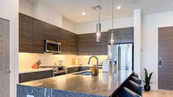 Refrigerador, microondas, horno y parrilla de estufa