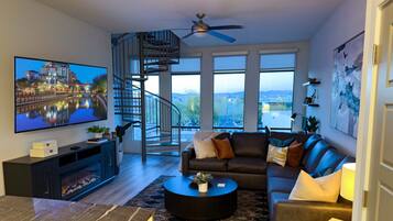 Televisión, chimenea y oficina