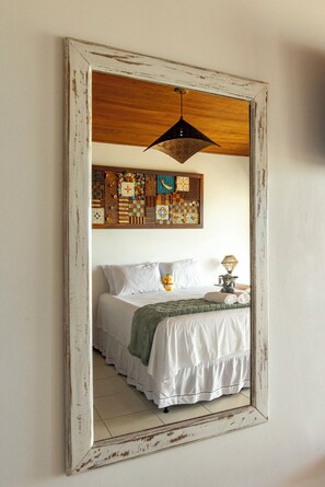 Habitación superior con 1 cama doble o 2 individuales, patio, vistas a la playa