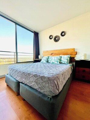 1 dormitorio, tabla de planchar con plancha, wifi y ropa de cama