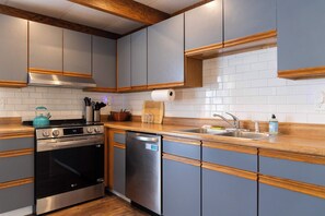 冷蔵庫、電子レンジ、オーブン、コンロ