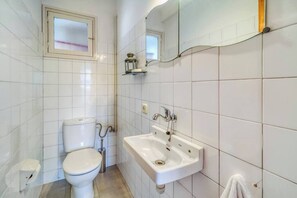 Apartment, 3 Bedrooms, Balcony, Garden View | Bathroom