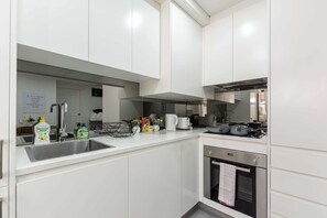 Réfrigérateur, four à micro-ondes, un four, surface de cuisson