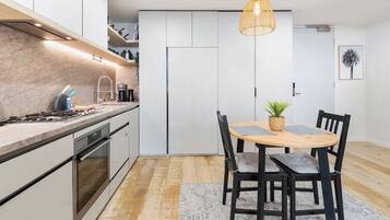 Fridge, microwave, stovetop, dishwasher