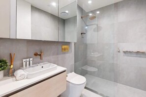 Dusj, hårføner, håndklær og sjampo