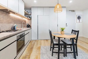 Fridge, microwave, stovetop, dishwasher