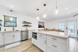 Køleskab, mikrobølgeovn, ovn, kogeplade