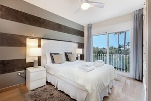 8 sovrum, värdeförvaringsskåp på rummet och skrivbord