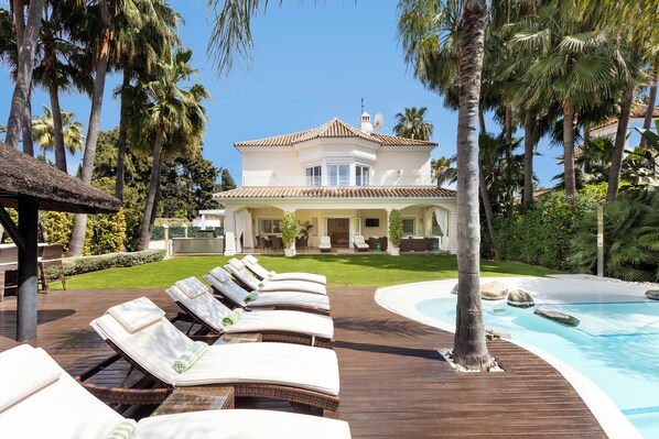 Inomhuspool och utomhuspool