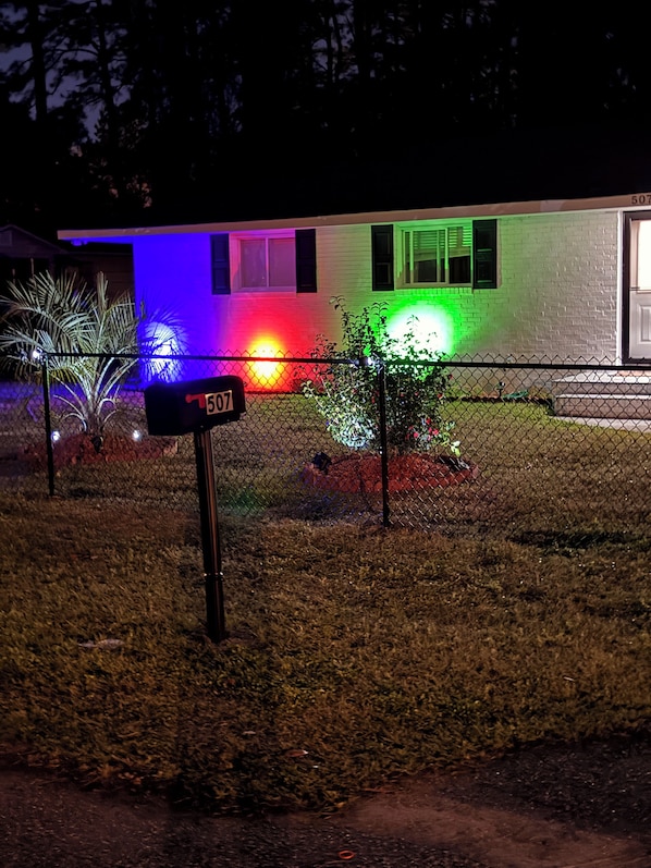 Uma casa com uma caixa de correio identificada com o número 507.
