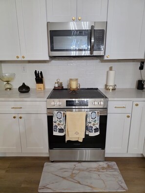Fridge, microwave, oven, stovetop - Marvelous 3-bedroom house with AC in charming Georgetown (Georgetown)