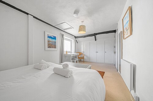 Chase Cottage - sleeps 8 guests  in 4 bedrooms