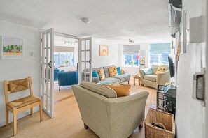 Smart TV, fireplace - Chase Cottage - sleeps 8 guests  in 4 bedrooms (Docking)